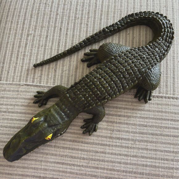 Vintage 1988 Vics Novelty Toy USA 15" Weighted Prank Rubber Alligator - Picture 1 of 5
